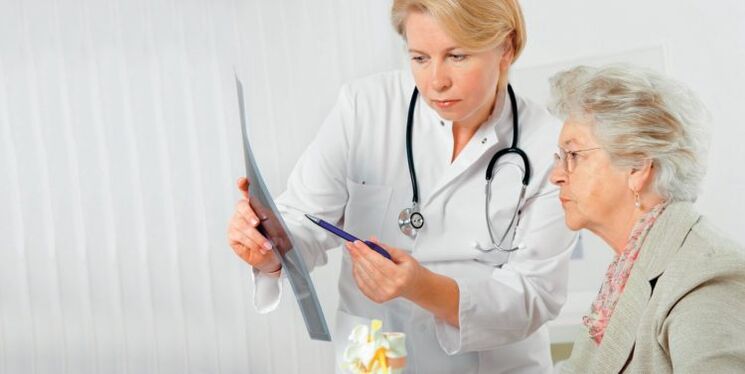 O médico prescribe tratamento para a dor lumbar